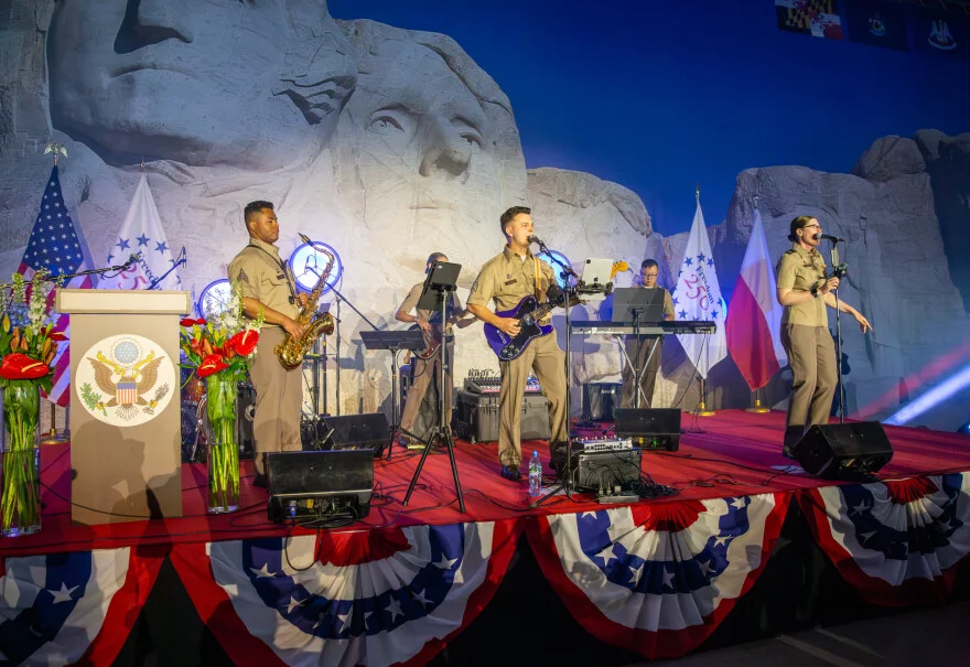 Grafika promująca Freedom 250 - Otwarcie wystawy i koncert 1st Infantry Division "Big Red One" Band 