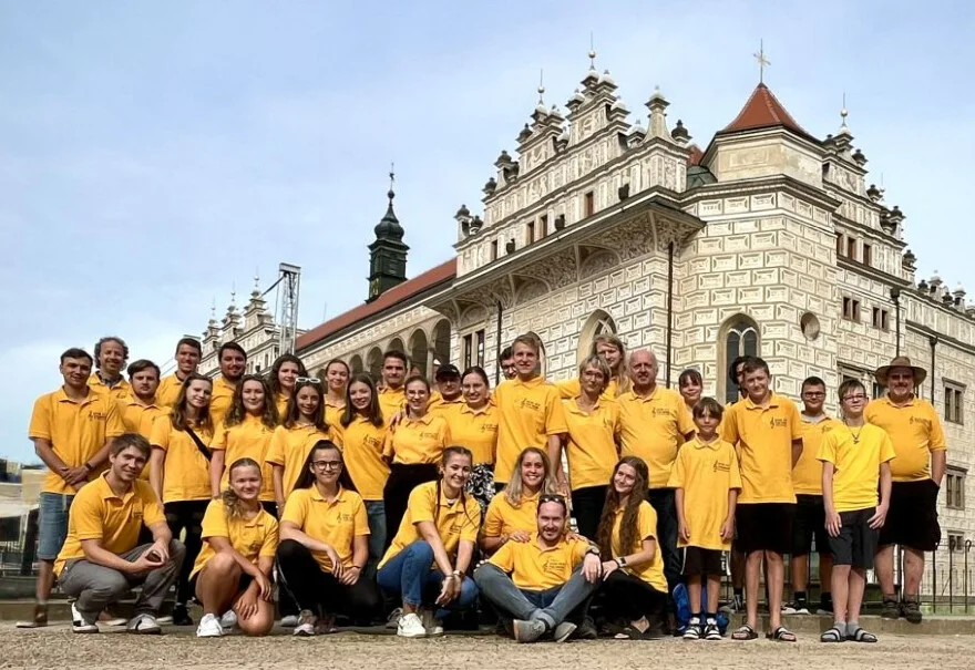 Grupowe zdjęcie Młodzieżowej Orkiestry Dętej przy Szkole Artystycznej w Tachovie